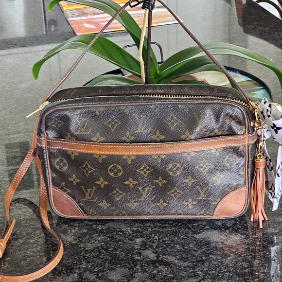 Louis Vuitton Handbags - Louis Vuitton Monogram Compiegne 28 Clutch w/Crossbody Strap & Twilly